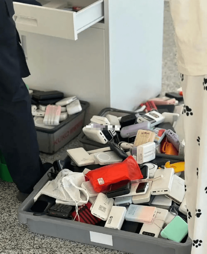 内地一机场收集了大量不合规充电宝。